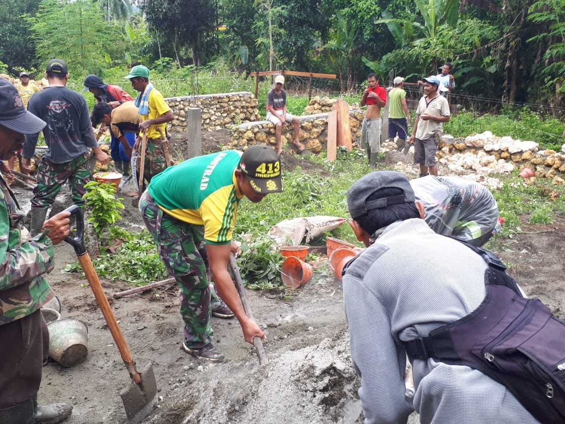 Prajurit Yonif MR 413 Kostrad Totalitas Bangun Asrama Ponpes di Papua