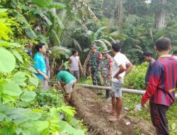 Satgas Yonarmed 1 Kostrad dan Warga Perbaiki Pipa Air Bersih