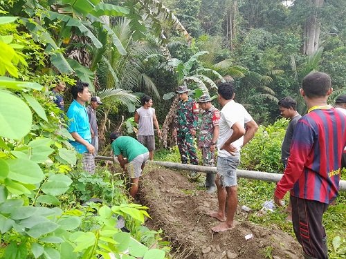 Satgas Yonarmed 1 Kostrad dan Warga Perbaiki Pipa Air Bersih