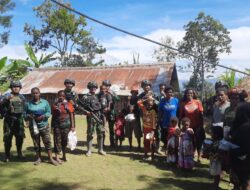 Yonif Raider 321/GT Bagikan Pakaian Pererat Silahturahmi di Papua Pegunungan
