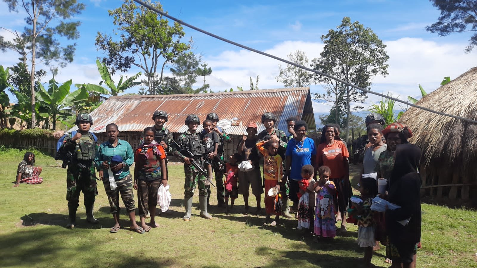 Yonif Raider 321/GT Bagikan Pakaian Pererat Silahturahmi di Papua Pegunungan