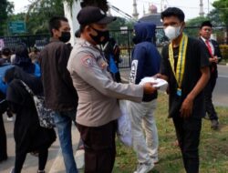 Aksi Unras PMII di KP3B, Polres Serang Bagi Masker dan Himbau Prokes
