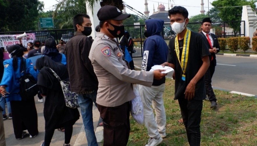 Aksi Unras PMII di KP3B, Polres Serang Bagi Masker dan Himbau Prokes