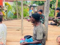 Warga Bahagia, Satgas Yonif 143/TWEJ Bagikan Makanan dan Pakaian