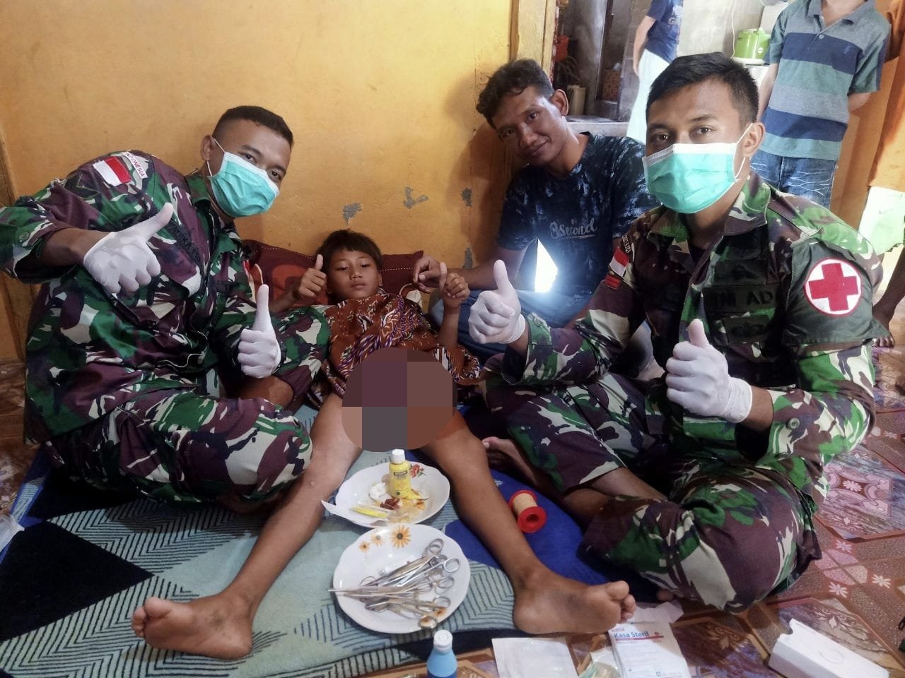 Senyum Lebar Anak Perbatasan Saat Khitan Gratis dari Satgas Yonif 642/Kapuas