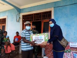 TNI dan Relawan Edukasi Bagikan Bingkisan Natal untuk Anak Papua