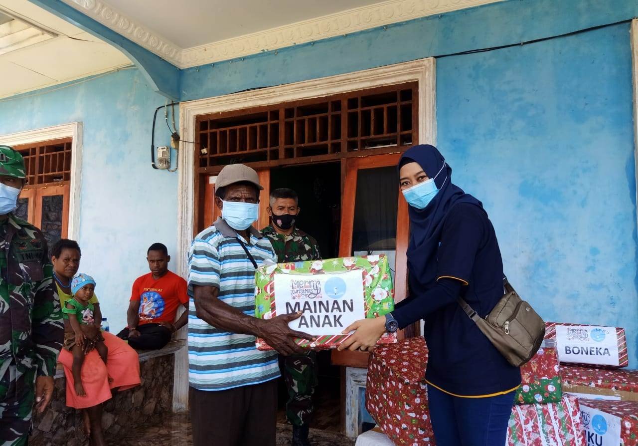 TNI dan Relawan Edukasi Bagikan Bingkisan Natal untuk Anak Papua