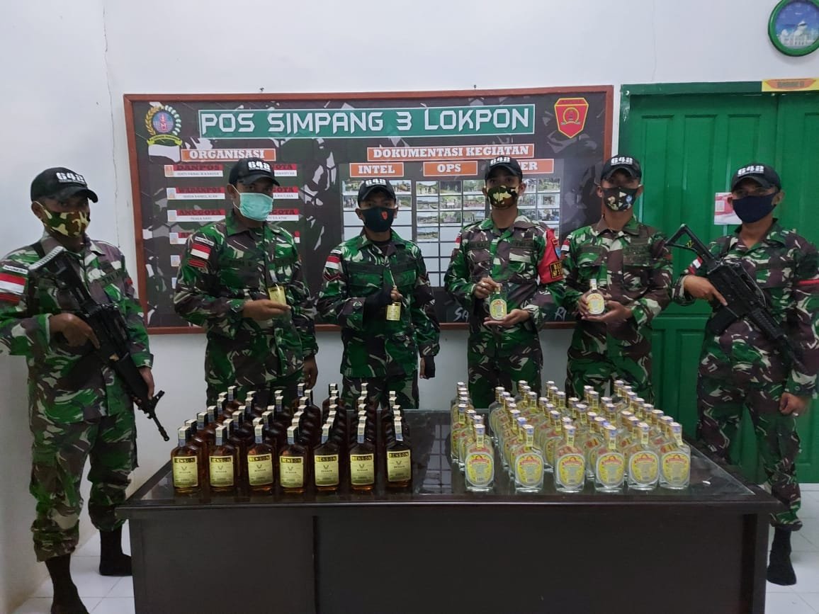 Yonif 642/Kapuas Amankan PMI Nonprosedural dan Miras Ilegal di Perbatasan