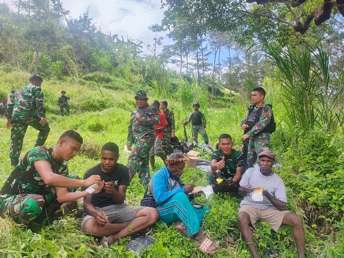 Gotong Royong Bersihkan Jalan, Satgas Yonif Raider 142/KJ Bersatu Warga