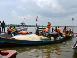 TNI-Polri dan Forkopimda Bagikan Life Jacket ke Nelayan Tanjung Balai Asahan