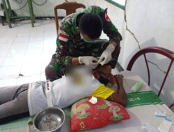 Bapak Johari Tertimpa Buah Sawit dan Diobati Personel Kesehatan Satgas Pamtas Yonif 642/Kapuas