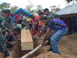 Dansatgas Yonif 126/KC Berempati Bantu Proses Pemakaman Warga di Perbatasan Papua