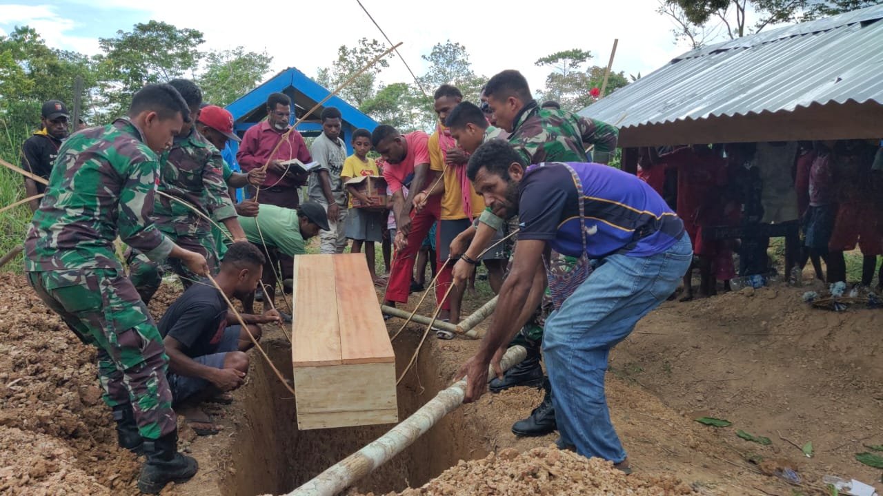 Dansatgas Yonif 126/KC Berempati Bantu Proses Pemakaman Warga di Perbatasan Papua