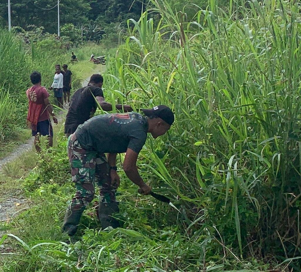 Satgas Yonif 143/TWEJ Bersihkan Lingkungan di Tapal Batas Papua