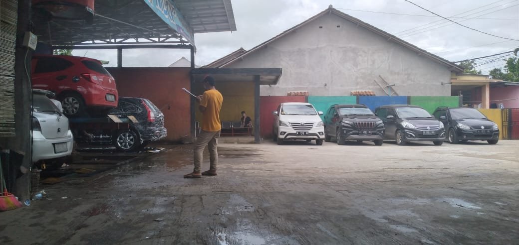 Jelang Libur Panjang, Tempat Cuci Mobil Ramai Penuh
