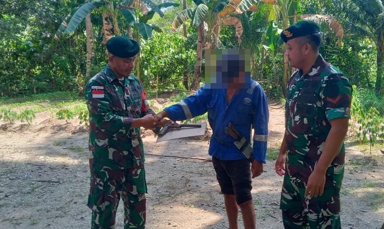 Warga Serahkan Senpi Rakitan dan Munisi ke Satgas Yonarmed 1 Kostrad di Hari Pahlawan