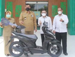 Penyerahan Hadiah Juara II Paritrana Award Provinsi Jawa Timur