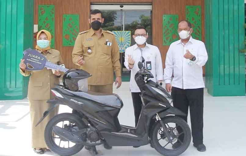 Penyerahan Hadiah Juara II Paritrana Award Provinsi Jawa Timur