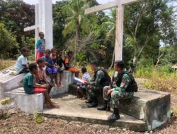 Satgas Yonif 126/KC Bagi Buku Cerita dan Berinteraksi dengan Anak Perbatasan Papua