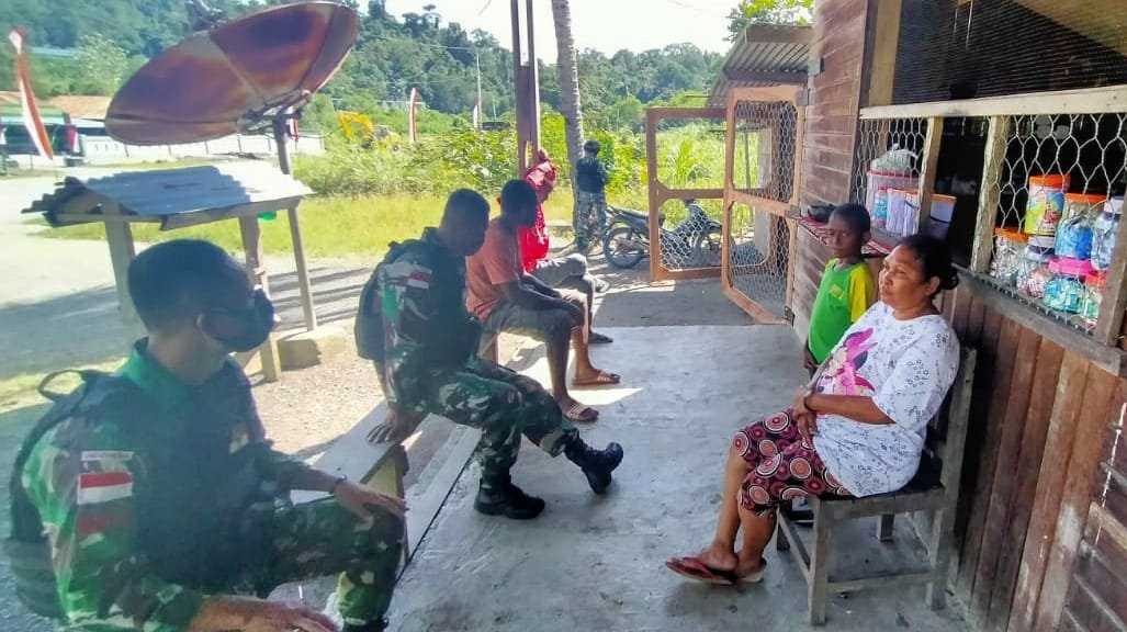 Yonif 512/QY Pererat Persaudaraan Sosialisasikan Prokes di Perbatasan Papua