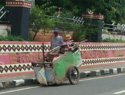 Demi Keluarga, Pria Tua Bawa Anak Tarik Gerobak Cari Barang Bekas