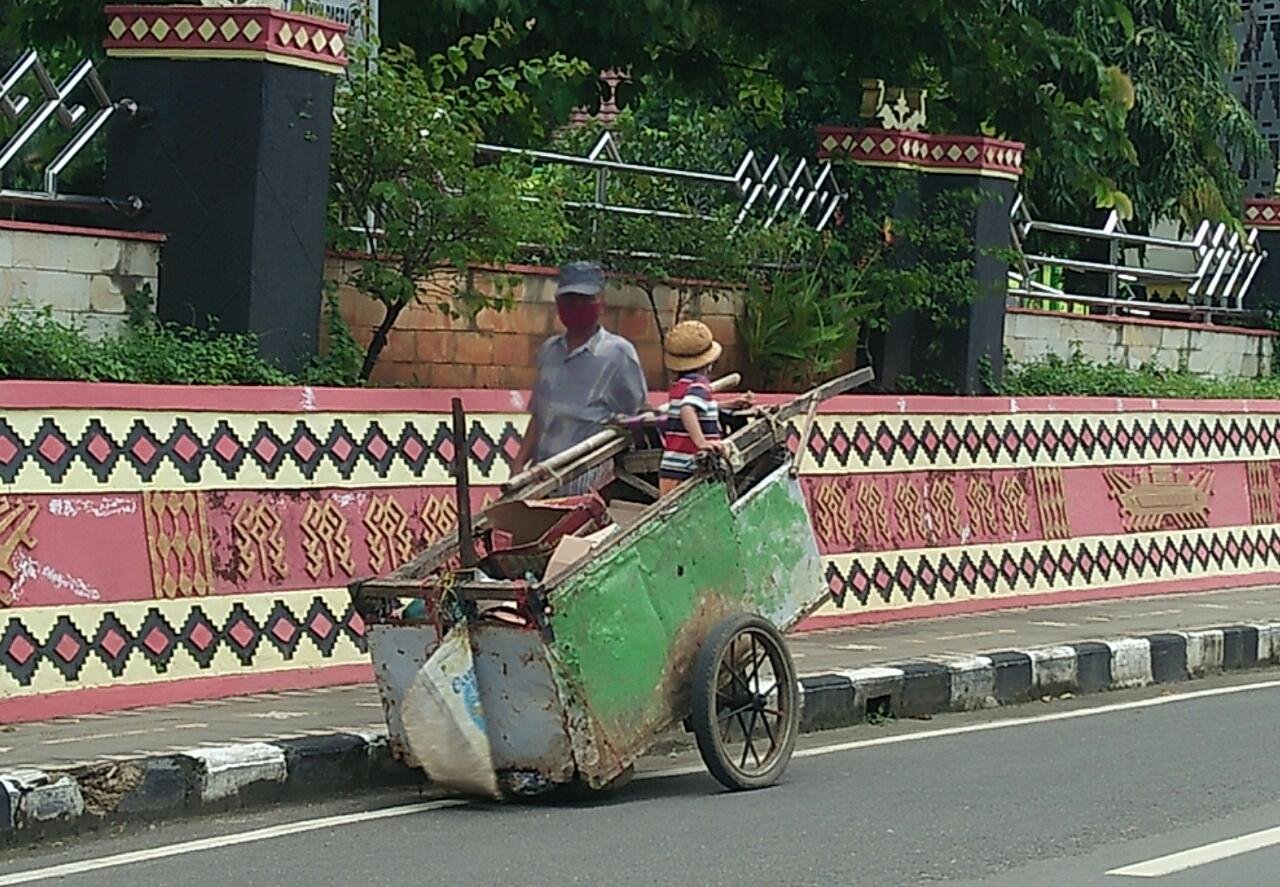 Demi Keluarga, Pria Tua Bawa Anak Tarik Gerobak Cari Barang Bekas