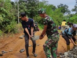 Panas Terik Tak Surutkan Semangat Satgas TMMD 113 di Desa