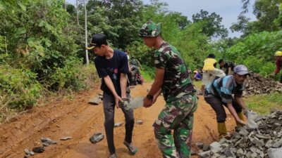 Panas Terik Tak Surutkan Semangat Satgas TMMD 113 di Desa