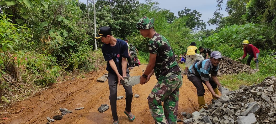 Panas Terik Tak Surutkan Semangat Satgas TMMD 113 di Desa