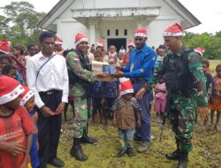 Sambut Natal Damai, Satgas Yonif Raider 142/KJ Bagikan Topi Santa dan Alkitab