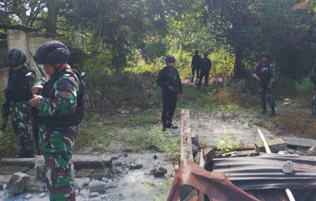 Satgas Yonarmed 1 Kostrad dan Brimob Patroli Bersama di Kariu untuk Kedamaian