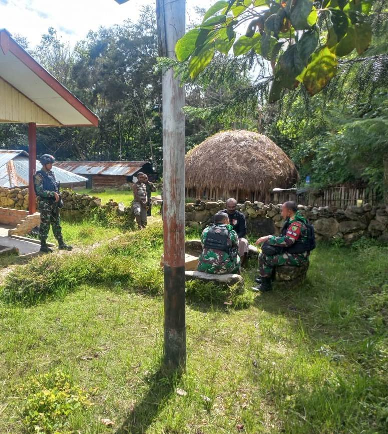 Dansatgas Kodim Yalimo Kunjungi Tokoh Adat Perkuat Silaturahmi