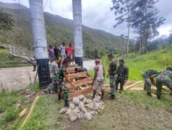 Satgas YR 142/KJ Bersama Warga Perbaiki Tangga Jembatan Rusak untuk Atasi Kesulitan