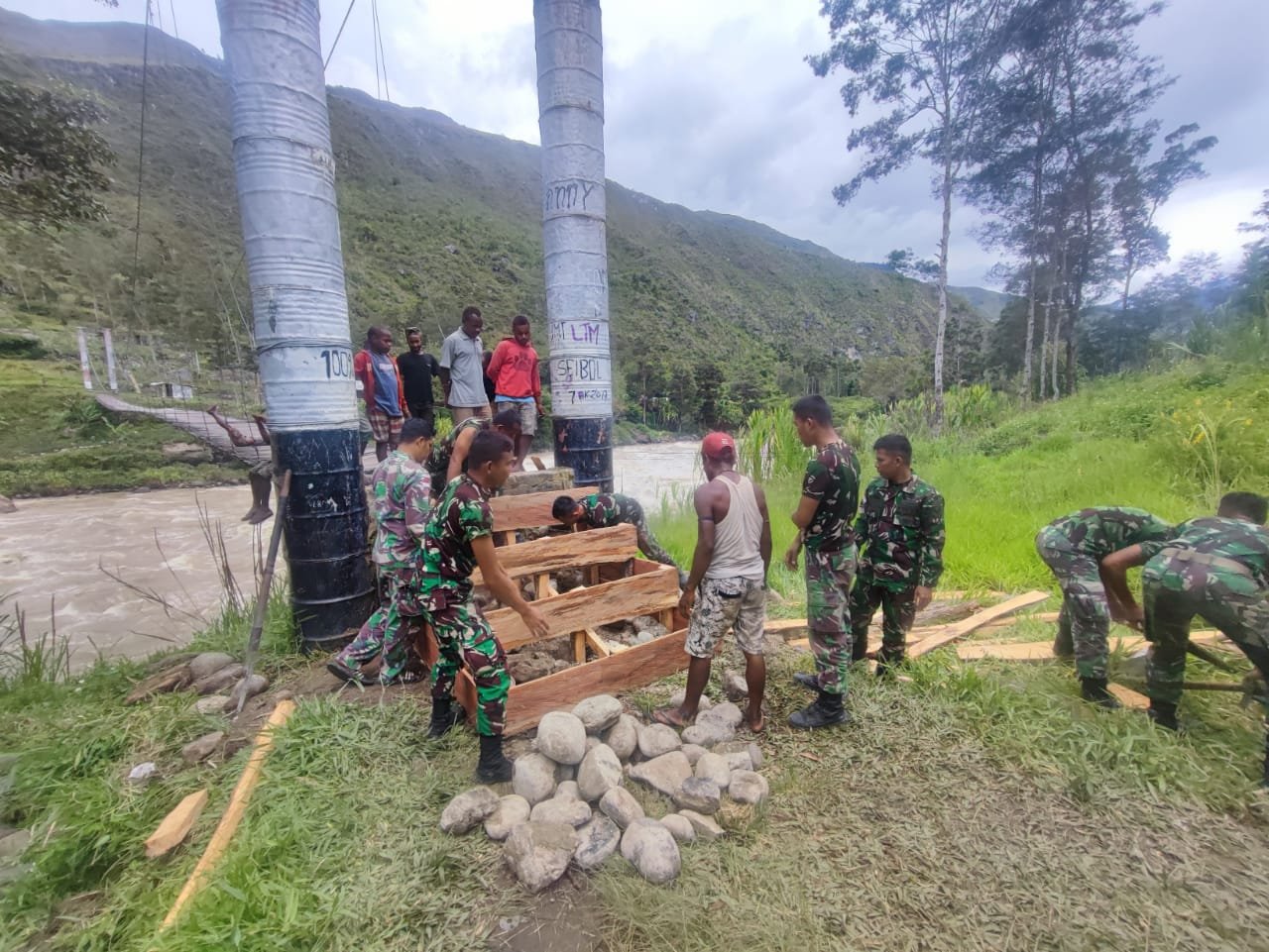 Satgas YR 142/KJ Bersama Warga Perbaiki Tangga Jembatan Rusak untuk Atasi Kesulitan