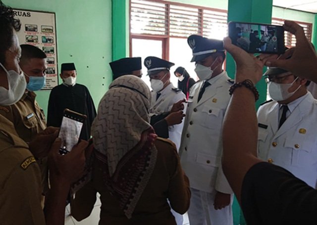 Camat Ciruas Lantik Enam Pejabat Kades Baru