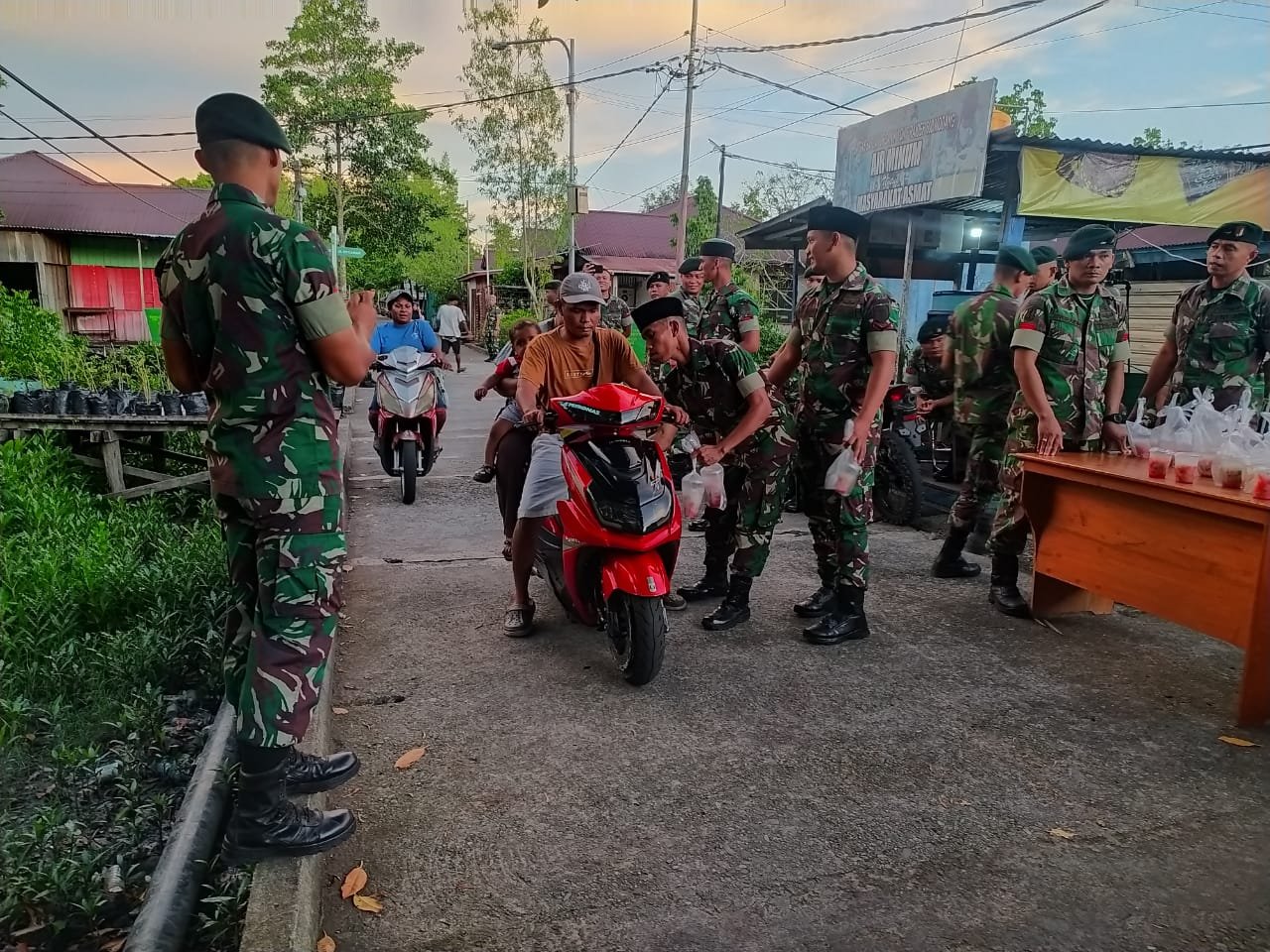 Satgas Yonif Raider 600/Modang Pos Agast Bagikan Takjil ke Warga Saat Ramadhan