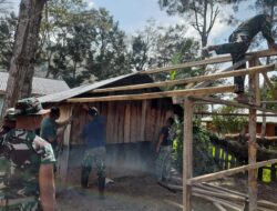 Rehab Rumah Warga Papua Makin Mudim Dengan Kehadiran Satgas Pamtas Yonif Raider 142/KJ