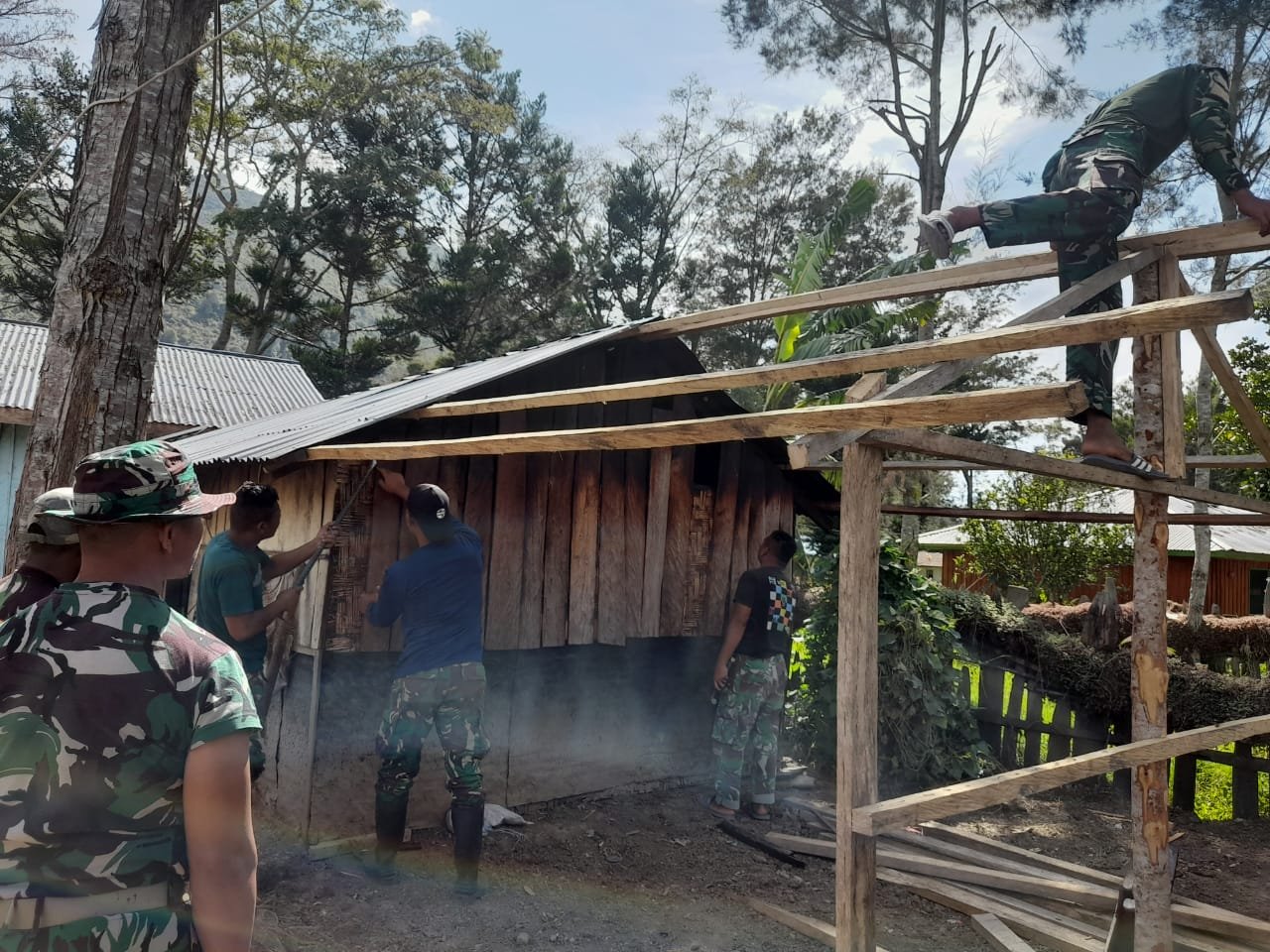 Rehab Rumah Warga Papua Makin Mudim Dengan Kehadiran Satgas Pamtas Yonif Raider 142/KJ