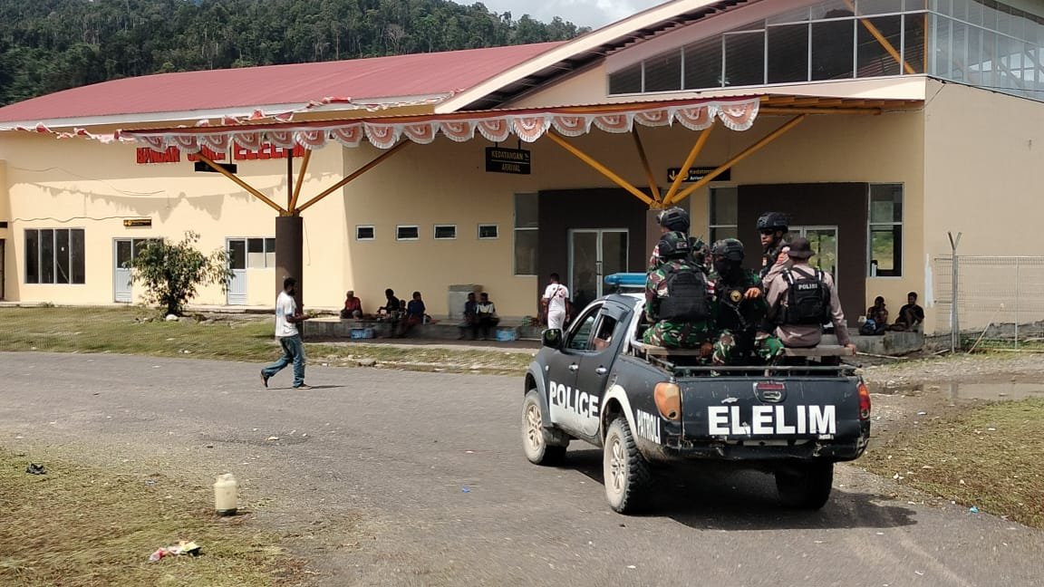 Satgas Yonif Raider 142/KJ dan Polres Yalimo Patroli Keliling Ciptakan Natal Kondusif