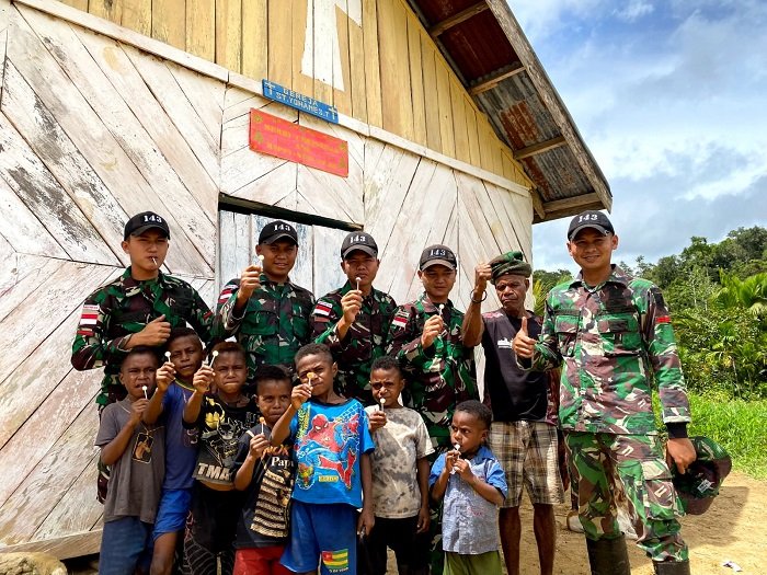 Hari Valentine, Satgas Yonif 143/TWEJ Bagikan Kebahagiaan untuk Anak-Anak Papua