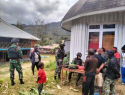 Warga Berduyun-Duyung Hadiri Satgas Pamtas RI-PNG Yonif Raider 142/KJ