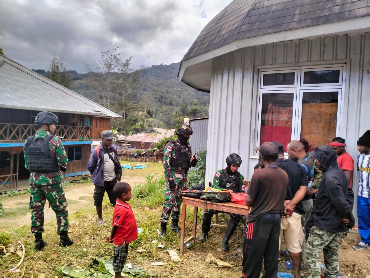 Warga Berduyun-Duyung Hadiri Satgas Pamtas RI-PNG Yonif Raider 142/KJ