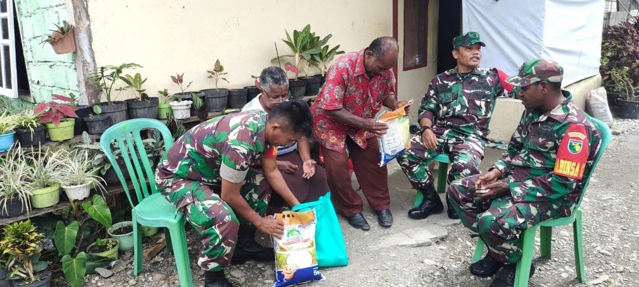 Babinsa Koramil 1710-02/Timika Bagikan Sembako ke Warga Binaan Kamoro Jaya