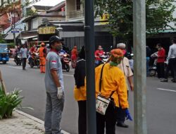 Karang Taruna RW 06 dan PKK Bagikan Masker serta Takjil Peduli Warga