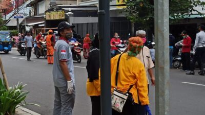 Karang Taruna RW 06 dan PKK Bagikan Masker serta Takjil Peduli Warga