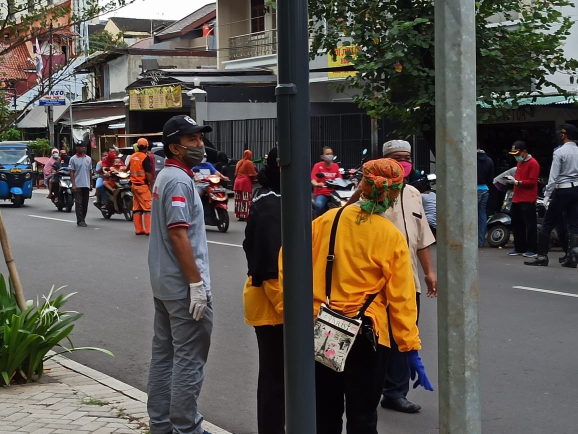 Karang Taruna RW 06 dan PKK Bagikan Masker serta Takjil Peduli Warga