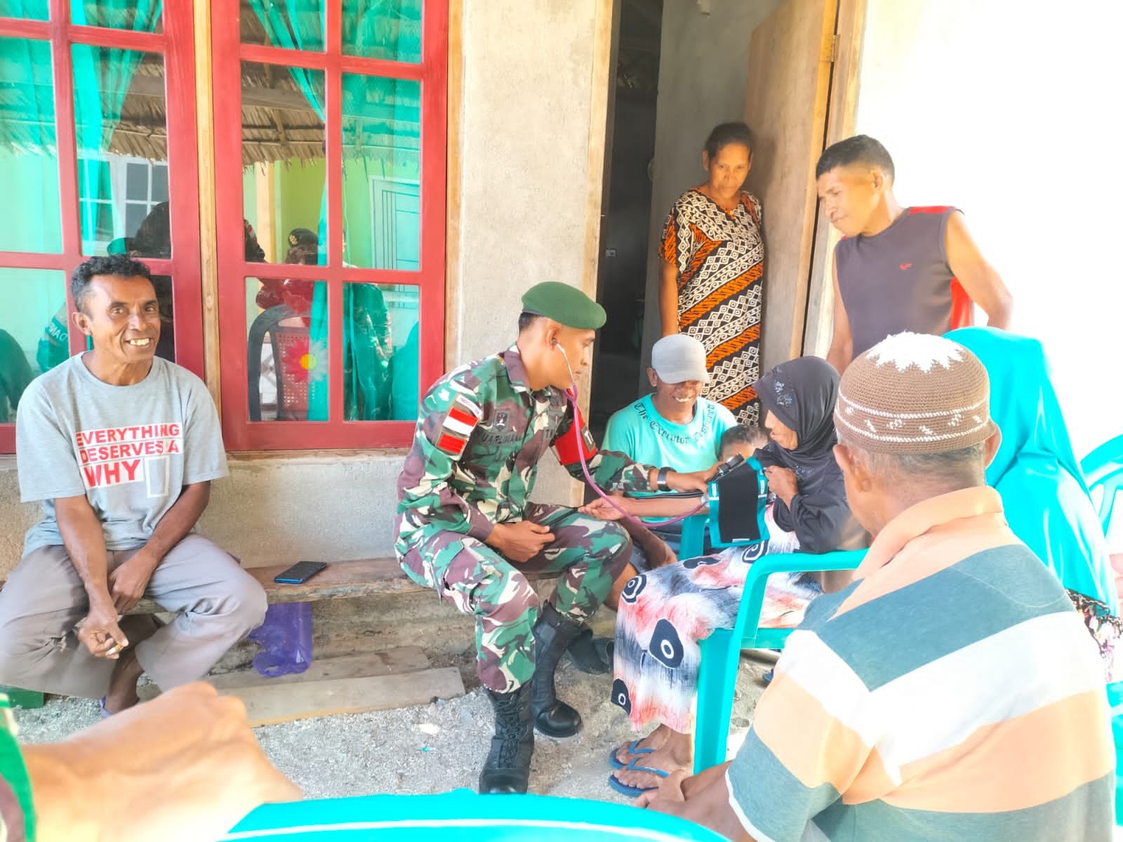 Satgas Yonarmed 1 Kostrad Adakan Pelayanan Kesehatan Keliling untuk Masyarakat