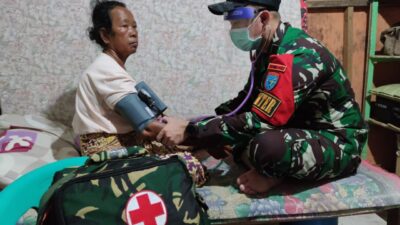 Yonif 642/Kps Satgas Berikan Layanan Kesehatan Gratis ke Warga Entikong