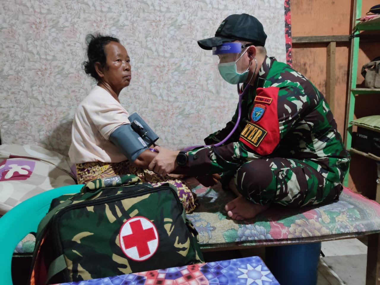 Yonif 642/Kps Satgas Berikan Layanan Kesehatan Gratis ke Warga Entikong