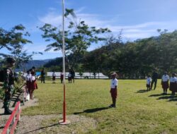 Semangat Siswa SDN Kelila Bersama Satgas Yonif Raider 142/KJ dalam Upacara Bendera